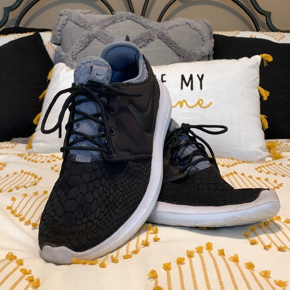 NIKE - Women's Roshe 2 SE, Size 8, Black/Gray/White, 🐍